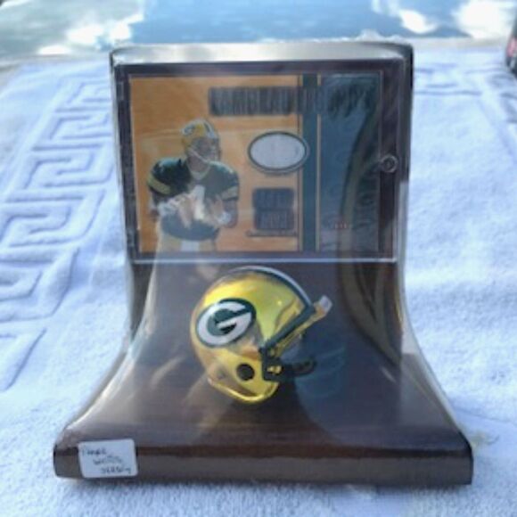 Green Bay Packers . Brett Favre #4 . Plaque Display . w/ Pc of Game Used Jersey